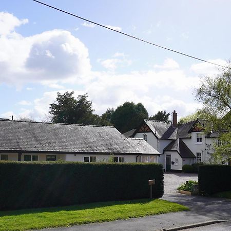 The Old Vicarage Self-Contained Apartments Lydbury North ภายนอก รูปภาพ