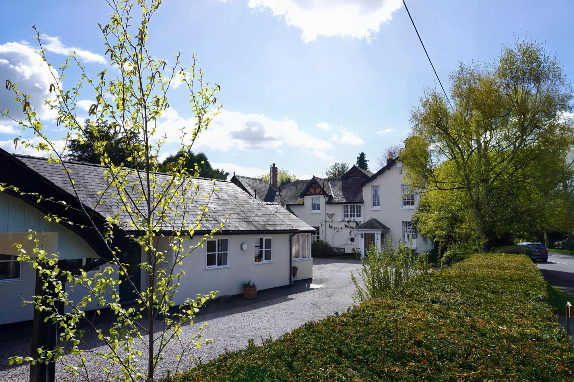 The Old Vicarage Self-Contained Apartments Lydbury North ภายนอก รูปภาพ