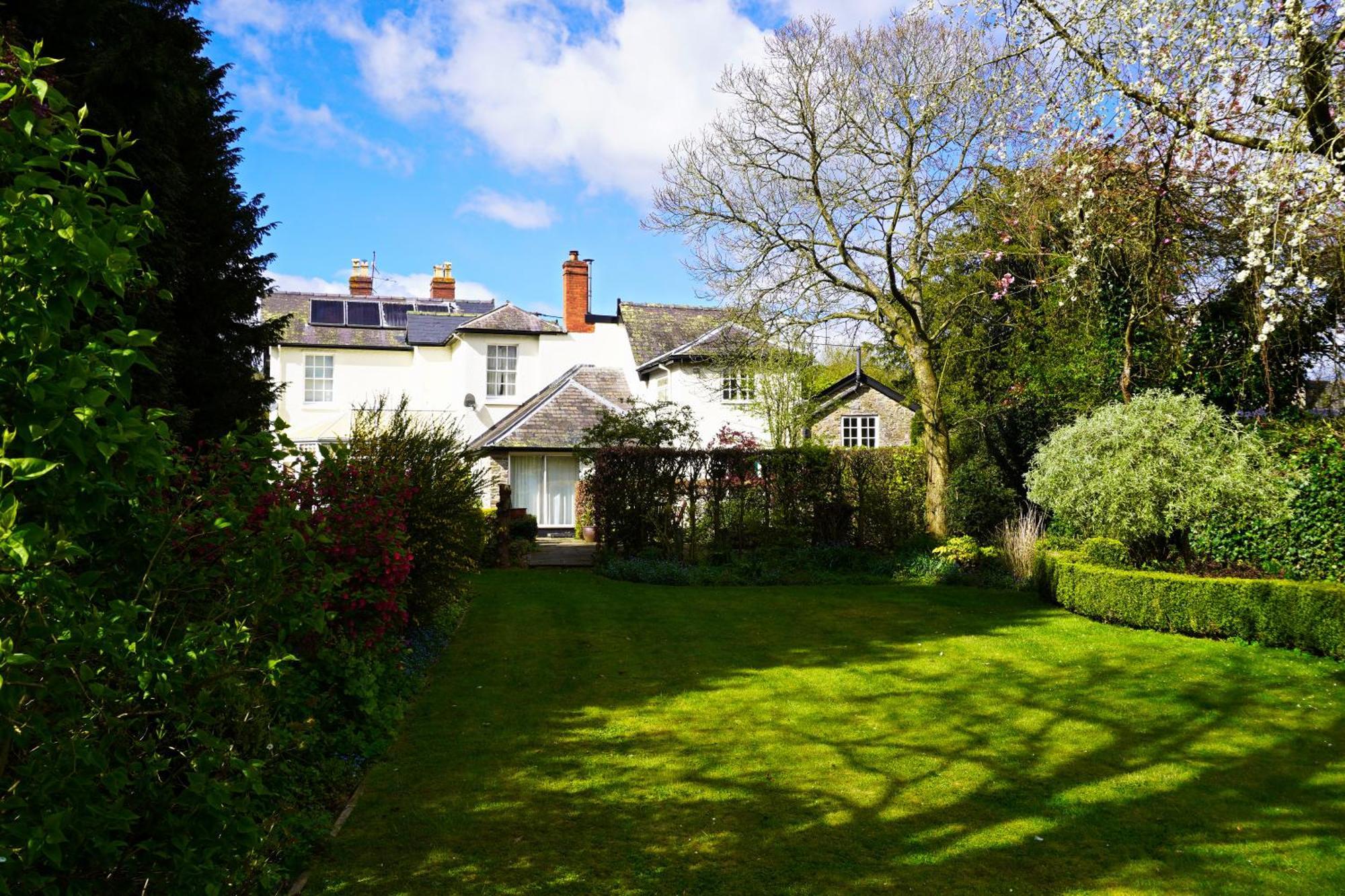 The Old Vicarage Self-Contained Apartments Lydbury North ภายนอก รูปภาพ