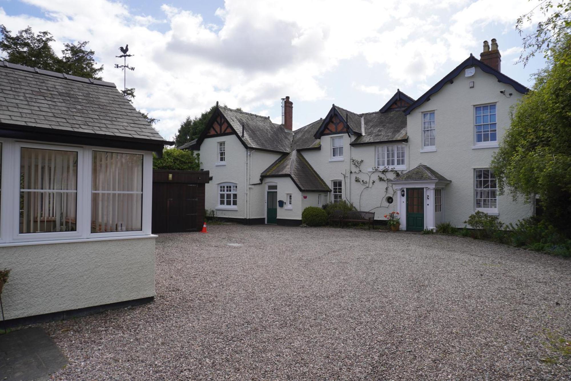 The Old Vicarage Self-Contained Apartments Lydbury North ภายนอก รูปภาพ